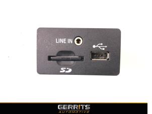Używane Zlacze AUX/USB Ford Focus 3 1.0 Ti-VCT EcoBoost 12V 125 Cena € 74,99 Procedura marży oferowane przez Gerrits Automotive