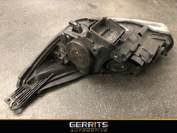 Headlight, right from a Ford Focus 3 1.0 Ti-VCT EcoBoost 12V 125 2015