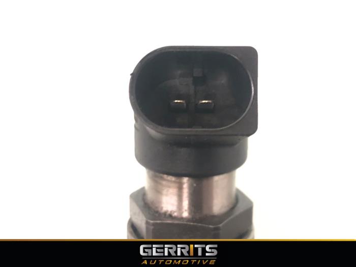 Injector (diesel) from a Citroën C3 Picasso (SH) 1.6 HDi 16V 115 2013