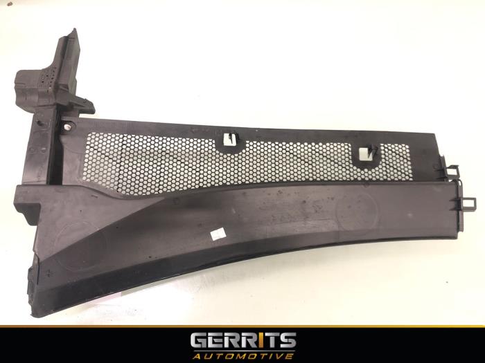 Cowl top grille from a Opel Mokka 1.2 Turbo 12V 2021