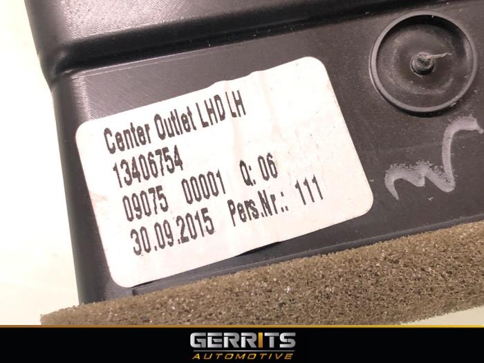Grille aération tableau de bord d'un Opel Astra K 1.0 Turbo 12V 2015