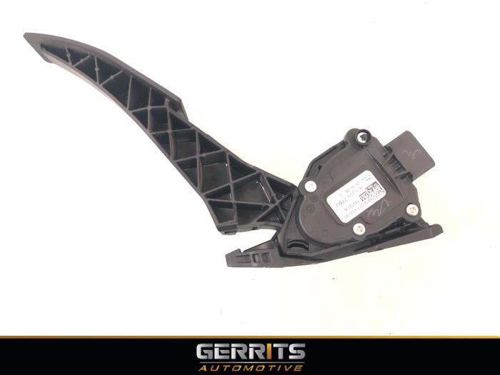 Accelerator pedal from a Opel Astra K 1.0 Turbo 12V 2015