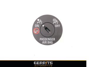 Usados Interruptor de airbag Opel Astra K 1.0 Turbo 12V Precio € 19,99 Norma de margen ofrecido por Gerrits Automotive