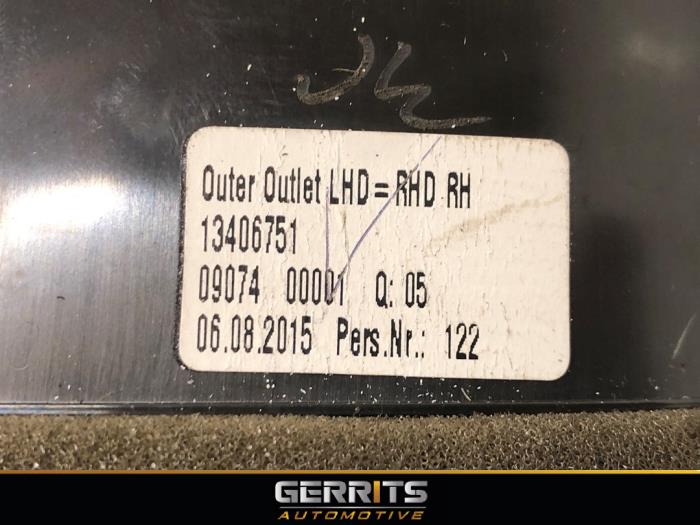 Grille aération tableau de bord d'un Opel Astra K 1.0 Turbo 12V 2015