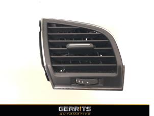 Używane Kratka wentylacyjna deski rozdzielczej Skoda Fabia III Combi (NJ5) 1.2 TSI 16V Greentech Cena € 24,99 Procedura marży oferowane przez Gerrits Automotive