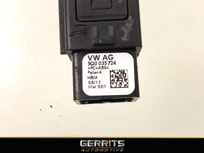 AUX / USB connection from a Skoda Fabia III Combi (NJ5) 1.2 TSI 16V Greentech 2017