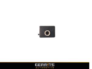 Usados Conexión AUX-USB Skoda Fabia III Combi (NJ5) 1.2 TSI 16V Greentech Precio € 19,99 Norma de margen ofrecido por Gerrits Automotive