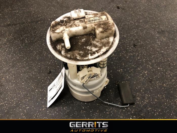 Electric fuel pump from a Nissan Note (E11) 1.4 16V 2008