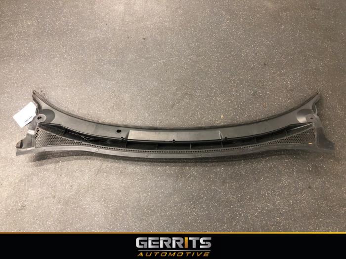 Cowl top grille from a Opel Corsa E 1.4 16V 2015