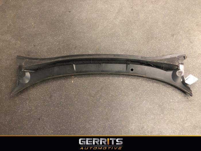 Cowl top grille from a Opel Corsa E 1.4 16V 2015