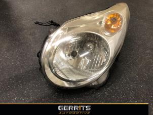 Używane Reflektor lewy Suzuki Alto (GF) 1.0 12V Cena € 99,99 Procedura marży oferowane przez Gerrits Automotive