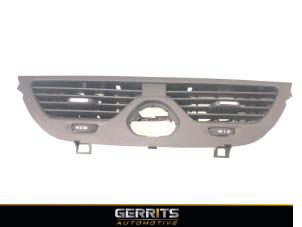 Używane Kratka wentylacyjna deski rozdzielczej Opel Corsa E 1.4 16V Cena € 24,99 Procedura marży oferowane przez Gerrits Automotive