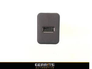 Gebrauchte AUX / USB-Anschluss Opel Corsa E 1.4 16V Preis € 19,99 Margenregelung angeboten von Gerrits Automotive