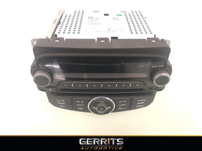 Radio CD Spieler van een Opel Corsa E 1.4 16V 2015