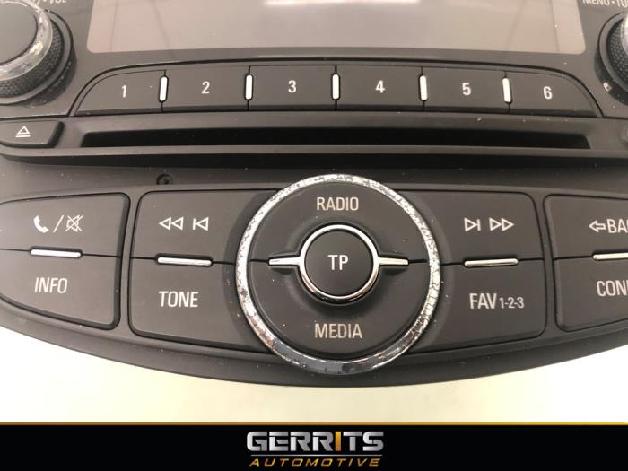 Radio CD Spieler van een Opel Corsa E 1.4 16V 2015