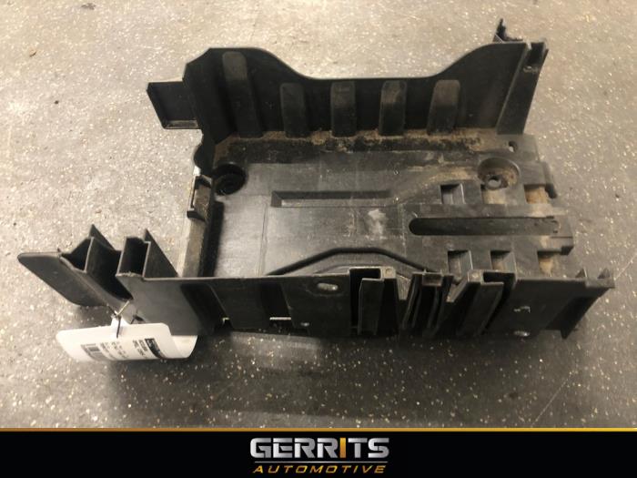 Begagnade Batterilåda Opel Corsa E 1.4 16V Pris € 24,99 Marginaltabell erbjuds av Gerrits Automotive BV