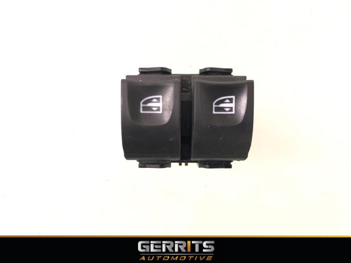 Usados Interruptor de ventanilla eléctrica Renault Clio IV Estate/Grandtour (7R) 0.9 Energy TCE 90 12V Precio € 19,99 Norma de margen ofrecido por Gerrits Automotive BV