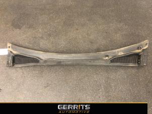 Used Cowl top grille Renault Clio IV Estate/Grandtour (7R) 0.9 Energy TCE 90 12V Price € 29,99 Margin scheme offered by Gerrits Automotive