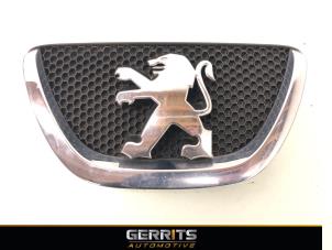 Usados Emblema Peugeot 107 1.0 12V Precio € 34,99 Norma de margen ofrecido por Gerrits Automotive