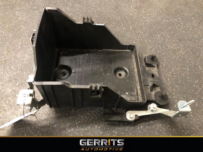 Begagnade Batterilåda Mazda 2 (DJ/DL) 1.5 SkyActiv-G 90 Pris € 49,99 Marginaltabell erbjuds av Gerrits Automotive BV