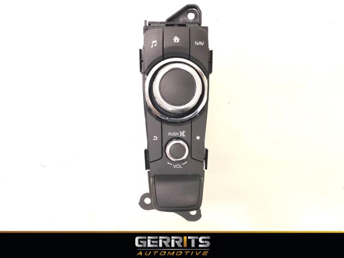 Usagé Panneau de commandes navigation Mazda 2 (DJ/DL) 1.5 SkyActiv-G 90 Prix € 149,99 Règlement à la marge proposé par Gerrits Automotive BV