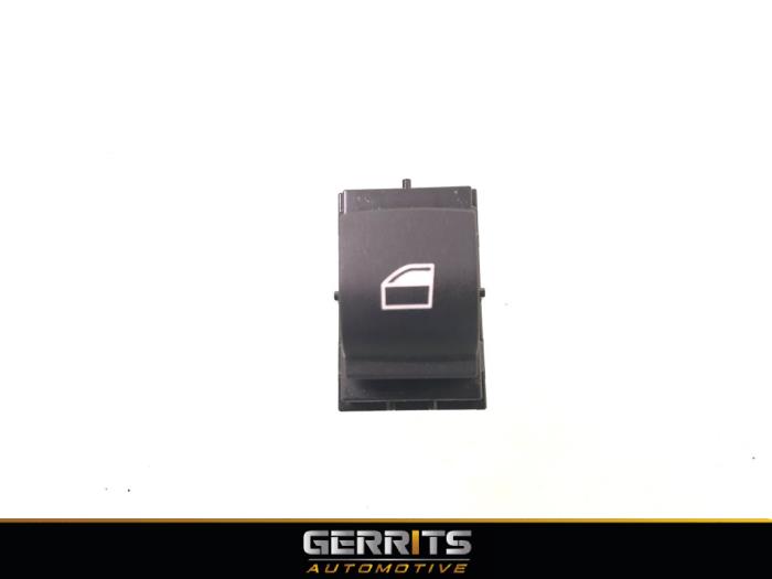 Usados Interruptor de ventanilla eléctrica BMW 3 serie Touring (F31) 318i 1.5 TwinPower Turbo 12V Precio € 19,99 Norma de margen ofrecido por Gerrits Automotive BV