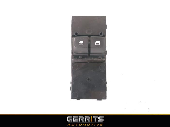 Usados Interruptor de ventanilla eléctrica Kia Stonic (YB) 1.0i T-GDi 12V Precio € 49,99 Norma de margen ofrecido por Gerrits Automotive BV