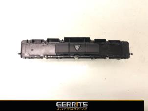 Usados Interruptor de luz de pánico Mercedes Vito (447.6) 1.6 111 CDI 16V Precio € 30,24 IVA incluido ofrecido por Gerrits Automotive BV