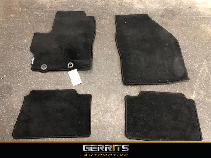 Gebrauchte Matten Set Toyota Yaris IV (P21/PA1/PH1) 1.5 12V Hybrid 115 Preis € 99,99 Margenregelung angeboten von Gerrits Automotive BV