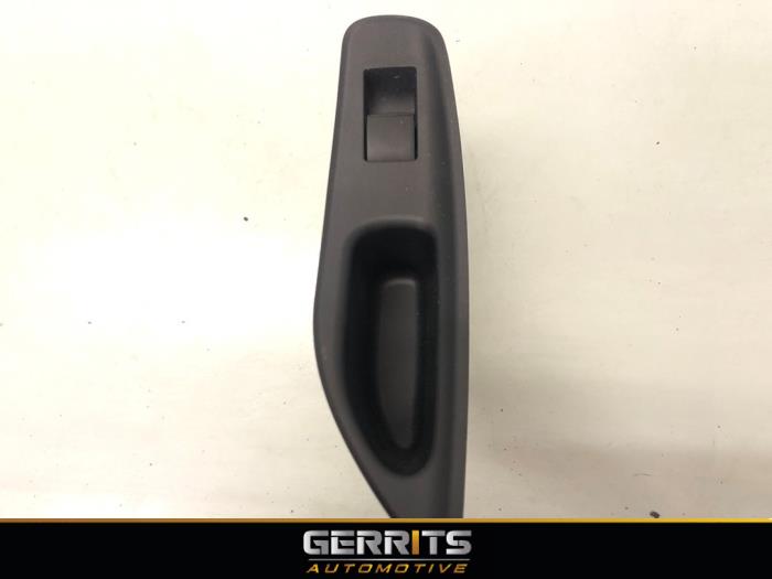 Usados Interruptor de ventanilla eléctrica Toyota Yaris IV (P21/PA1/PH1) 1.5 12V Hybrid 115 Precio € 24,99 Norma de margen ofrecido por Gerrits Automotive BV