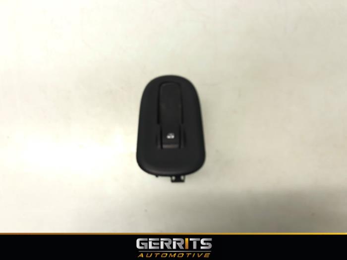 Usados Interruptor de ventanilla eléctrica Opel Movano 2.3 CDTi 16V FWD Precio € 24,99 Norma de margen ofrecido por Gerrits Automotive BV
