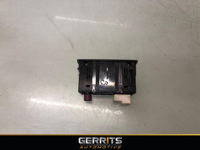Begagnade USB-modul Mercedes CLA (118.3) 1.3 CLA-200 Turbo 16V Pris € 29,99 Marginaltabell erbjuds av Gerrits Automotive BV