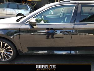 Usados Puerta de 4 puertas izquierda delante Skoda Superb Combi (3V5) 1.6 TDI Precio € 749,99 Norma de margen ofrecido por Gerrits Automotive BV