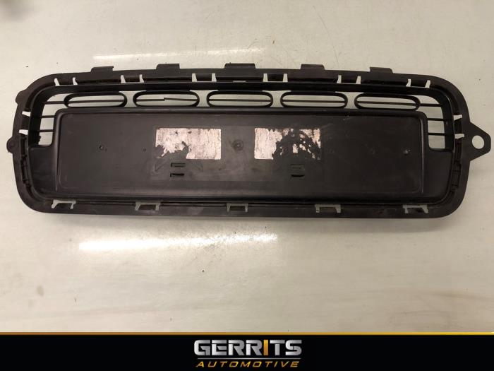 Używane Grill Citroen C4 Cactus (0B/0P) 1.6 Blue Hdi 100 Cena € 99,99 Procedura marży oferowane przez Gerrits Automotive BV