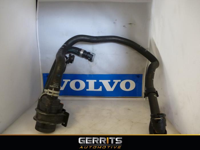 Begagnade Extra vattenpump Volvo V40 (MV) 2.0 D2 16V Pris € 34,99 Marginaltabell erbjuds av Gerrits Automotive BV