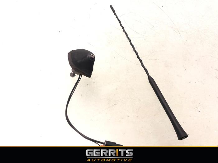 Używane Antena Ford Focus 3 Wagon 1.0 Ti-VCT EcoBoost 12V 125 Cena € 24,99 Procedura marży oferowane przez Gerrits Automotive BV