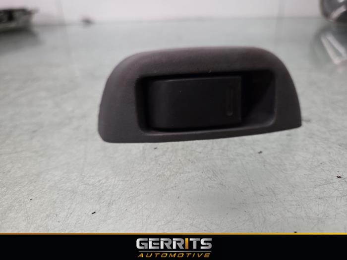 Usados Interruptor de ventanilla eléctrica Toyota Aygo (B10) 1.0 12V VVT-i Precio € 19,99 Norma de margen ofrecido por Gerrits Automotive BV