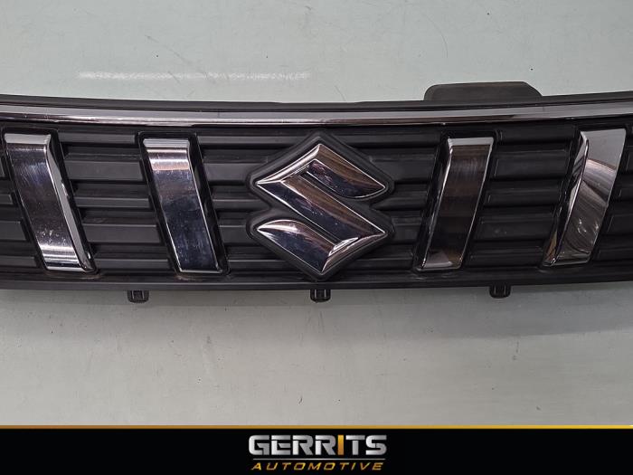 Używane Grill Suzuki Vitara (LY/MY) 1.0 Booster Jet Turbo 12V Cena € 174,99 Procedura marży oferowane przez Gerrits Automotive BV