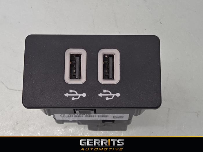 Używane Modul USB Ford Transit Connect (PJ2) 1.5 EcoBlue Cena € 48,39 Z VAT oferowane przez Gerrits Automotive BV
