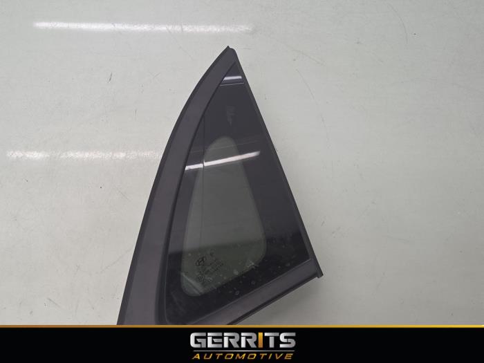 Usados Ventanilla triangular derecha detrás Hyundai Kona (OS) 1.6 GDi HEV 16V Precio € 39,99 Norma de margen ofrecido por Gerrits Automotive BV