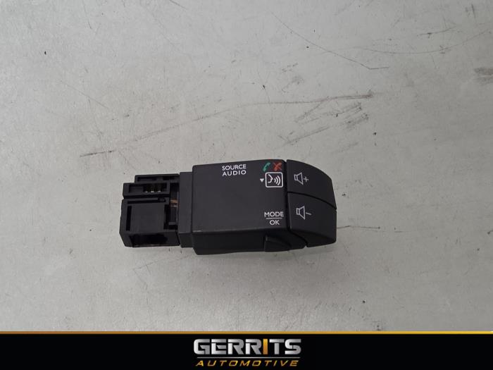 Usagé Télécommande radio Dacia Dokker (0S) 1.2 TCE 16V Prix € 19,99 Règlement à la marge proposé par Gerrits Automotive BV