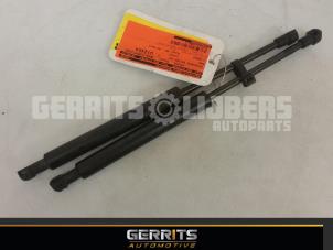 Used Set of bonnet gas struts BMW 3 serie (E46/4) 318i Price € 21,98 Margin scheme offered by Gerrits Automotive