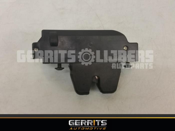 Tailgate lock mechanism from a Peugeot 307 SW (3H) 1.6 16V 2002