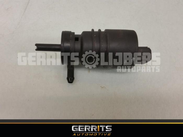 Windscreen washer pump from a Opel Vectra C 1.8 16V 2004