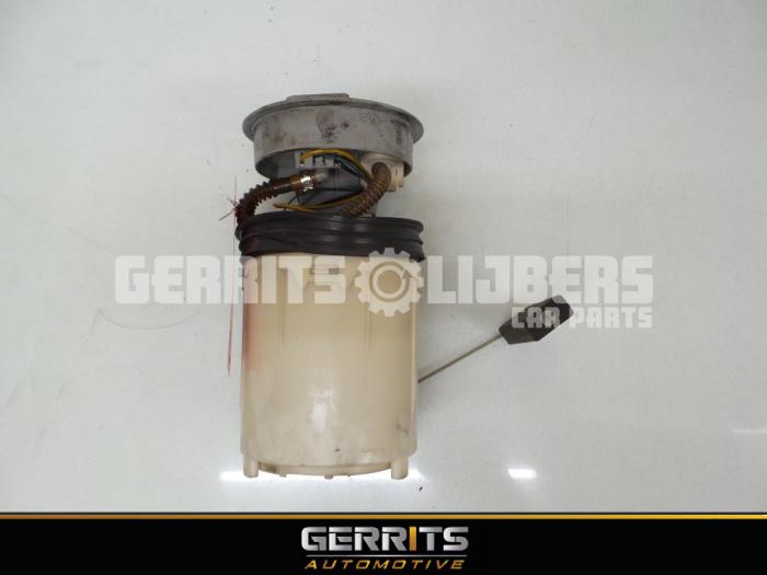 Electric fuel pump from a Seat Ibiza II (6K1) 1.6i 1999