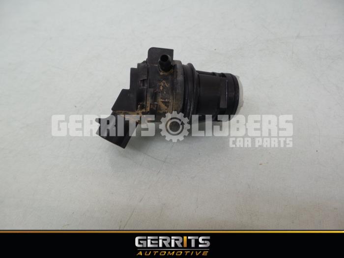 Rear screen washer pump from a Toyota Prius (ZVW3) 1.8 16V 2011