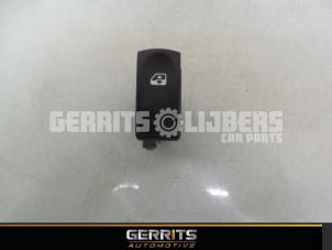 Używane Przelacznik elektrycznej szyby Renault Twingo II (CN) 1.2 Cena € 21,98 Procedura marży oferowane przez Gerrits Automotive