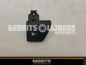 Used Central locking switch Peugeot 307 SW (3H) 1.6 16V Price € 21,98 Margin scheme offered by Gerrits Automotive