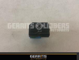 Used Central locking switch Opel Karl 1.0 12V Price € 21,98 Margin scheme offered by Gerrits Automotive
