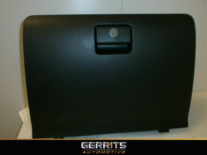 Begagnade Handskfack Toyota Corolla Verso (R10/11) 2.2 D-4D 16V Pris € 32,98 Marginaltabell erbjuds av Gerrits Automotive BV